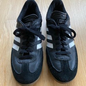 Women’s adidas samba indoor soccer shoes size 9 - gently used